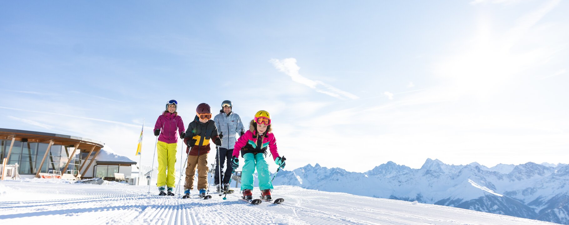 Familie beim Skifahren in Serfaus-Fiss-Ladis in Tirol