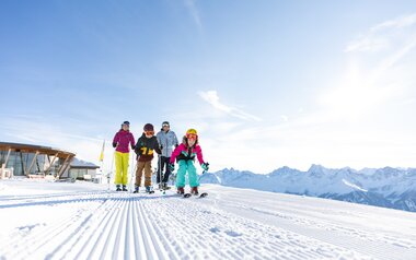 Familie beim Skifahren in Serfaus-Fiss-Ladis in Tirol