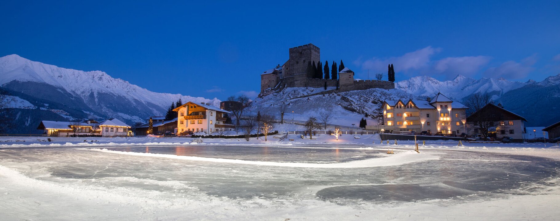 Eislaufplatz unterhalb der Burg Laudeck in Ladis | © Serfaus-Fiss-Ladis Marketing GmbH
