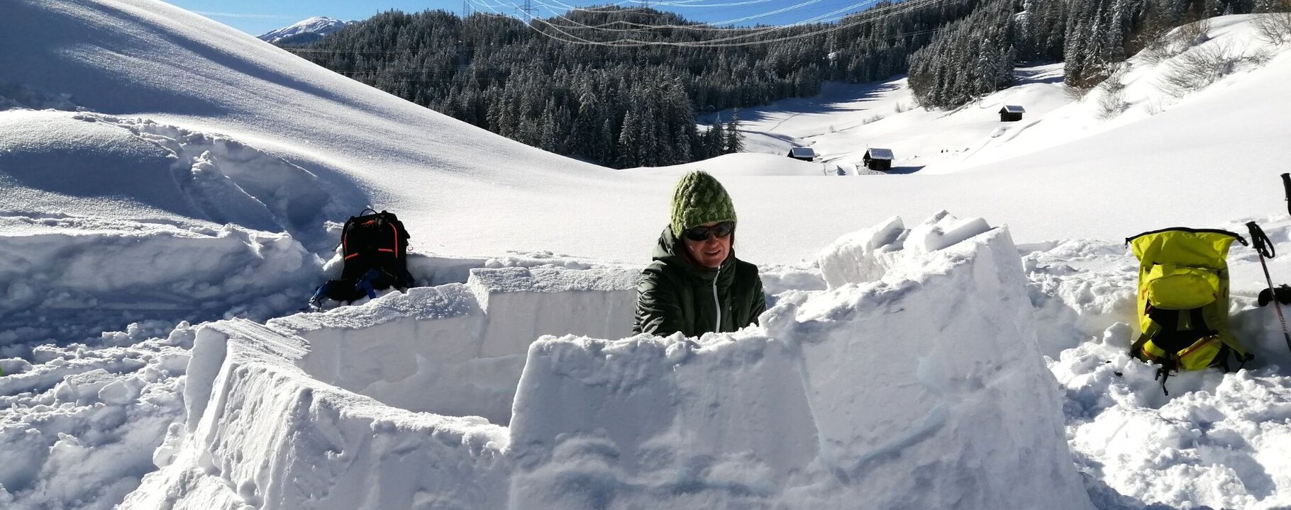 Astrid Walser has fun building an igloo. | © Astrid Walser