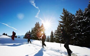 Schneeschuhwandern in der verschneiten Landschaft von Serfaus-Fiss-Ladis in Tirol  | © Serfaus-Fiss-Ladis Marketing GmbH | Christian Waldegger