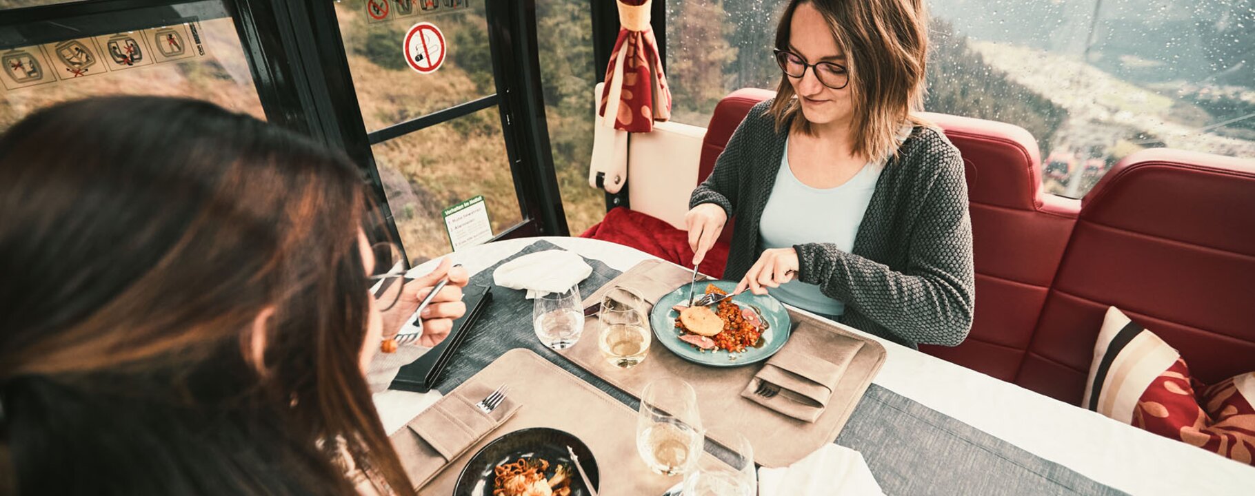 Mittagessen in der Genussgondel, das kleinste Restaurant der Welt - kulinarische Highlights in Serfaus-Fiss-Ladis | © Fisser Bergbahnen GmbH | christianwaldegger.com