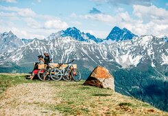 Familie Goldstone beim Biken in der Bikeregion Serfaus Fiss Ladis in Tirol Österreich | © Richard Bos