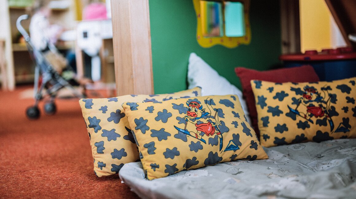 Gezellige kussens met kleurrijke patronen in een speelruimte.