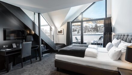 Elegant room with a double bed and mountain views.