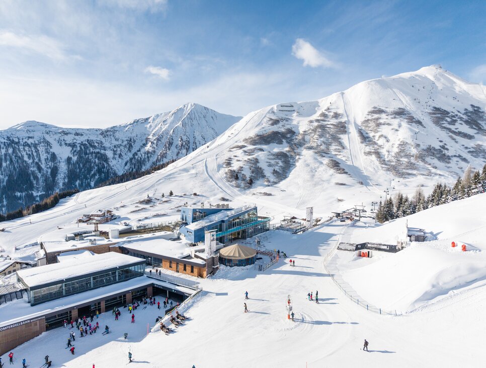 Skifahrer genießen die winterlichen Berge und Pisten.