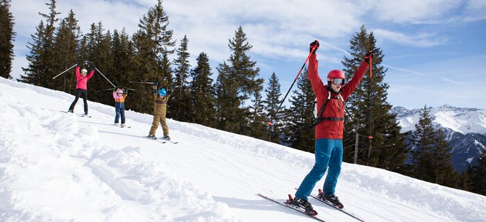 Familie und Freunde genießen das Skifahren in den Bergen.