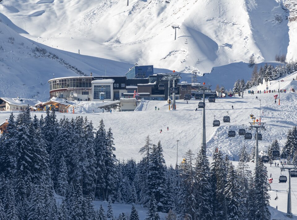 Blick auf ein Skigebiet mit Schneepisten und Lifte.