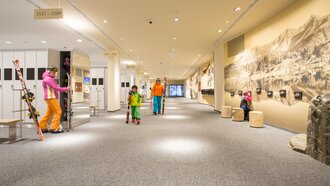 Familie bereit zum Skifahren in der Skihalle mit Ausrüstung.