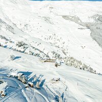 Panorama eines Wintersportgebiets mit Schnee und Skiliften.