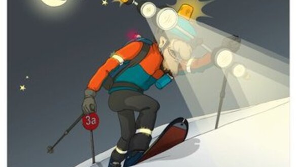 Een skiër klimt 's nachts de helling op met hoofdlampen.