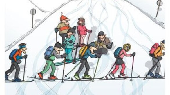 Een groep skiërs klimt een besneeuwde helling op.