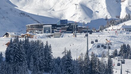 Blick auf ein Skigebiet mit Schneepisten und Lifte.