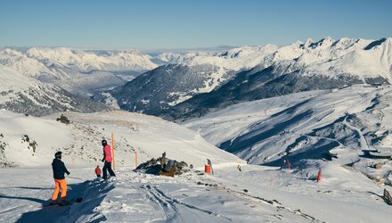 Skiërs genieten van de besneeuwde bergen.