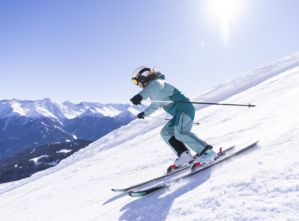 Een skiër glijdt door de sneeuw in de Alpen.