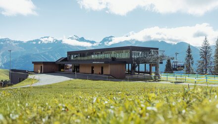 Moderne Bergstation in den Alpen, umgeben von Bergen.