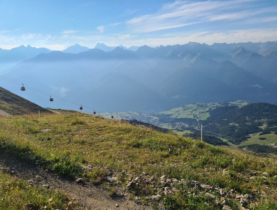 Wunderschöne Berglandschaft mit Seilbahn im Vordergrund.