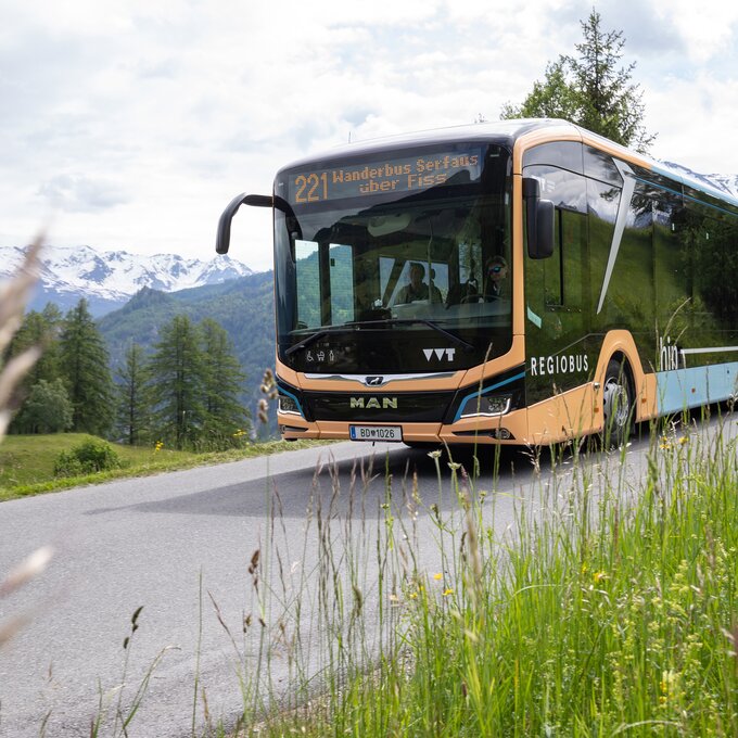 Ein MAN-Bus auf der Straße mit Bergen im Hintergrund.