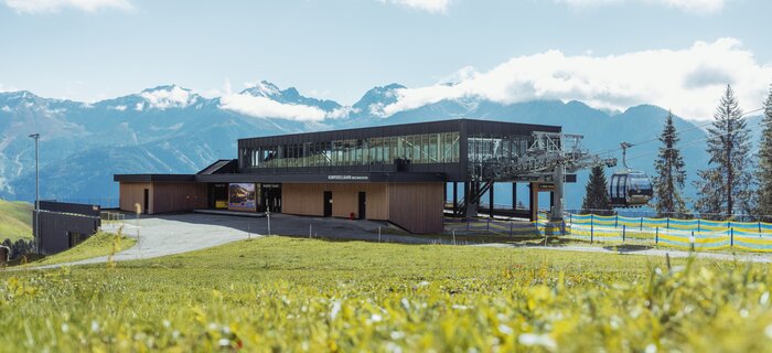 Moderne Bergstation in den Alpen, umgeben von Bergen.