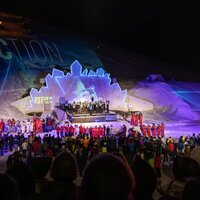 Menschenmenge bei einer nächtlichen Veranstaltung in den Bergen.