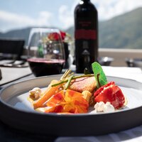 Ein elegantes Gericht mit Wein und schöner Aussicht.
