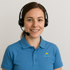 Eine lächelnde Mitarbeiterin mit Headset in blauem Hemd.