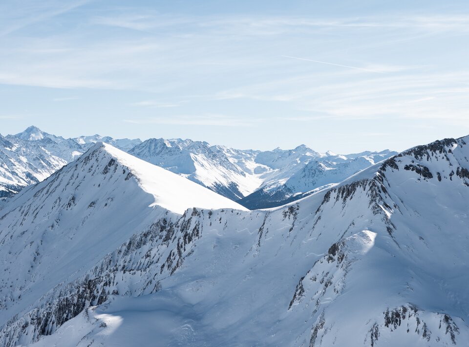 Panorama auf schneebedeckte Berge in den Alpen.
