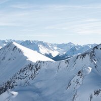 Panorama auf schneebedeckte Berge in den Alpen.