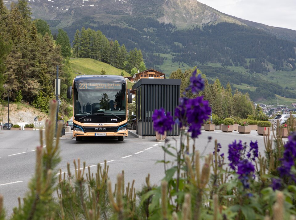 Ein Bus, der an einer Haltestelle in Bergen fährt.