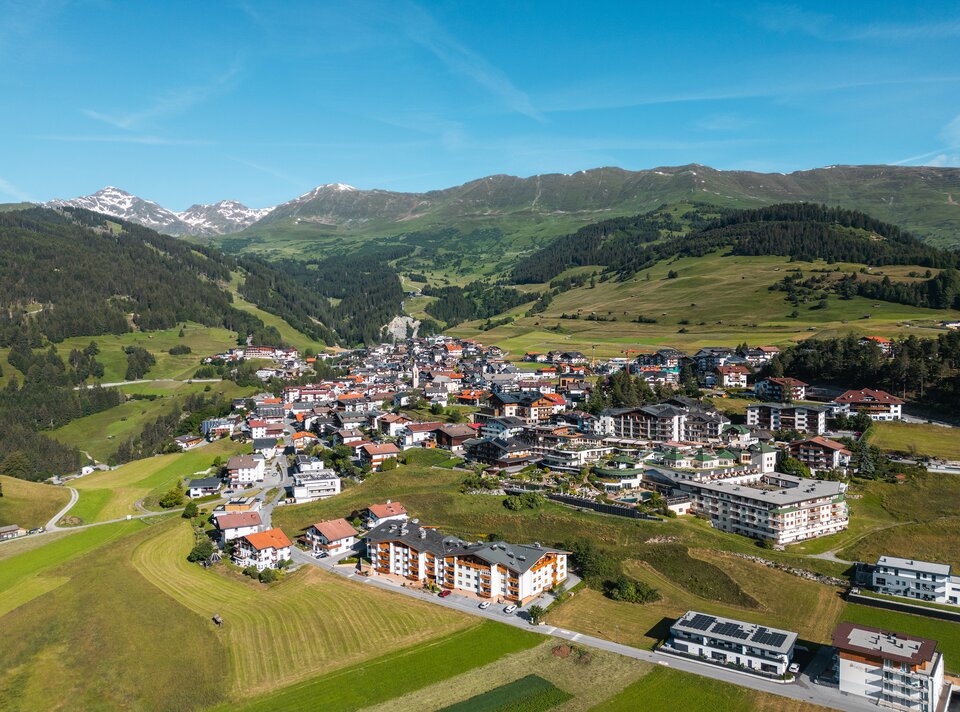 Eine schöne Luftansicht eines Bergdorfes in den Alpen.