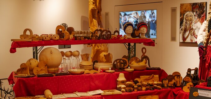 Marktstand mit handgefertigten Holzkunstwerken und Dekoration.