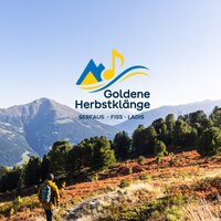 Eine Wanderung in den Alpen mit dem Logo Goldene Herbstklänge.