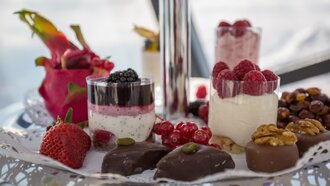 Ein Teller mit köstlichen Desserts, Obst und Beeren.