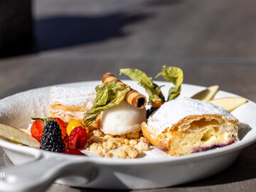 Ein Teller mit verschiedenen Desserts, Früchten und Eis.