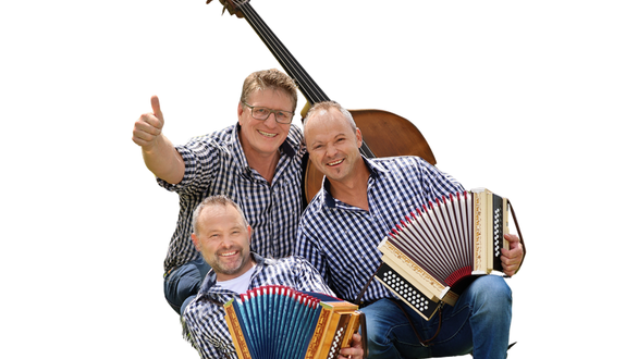 Drei Musiker sitzen mit Akkordeons und Kontrabass im Freien.