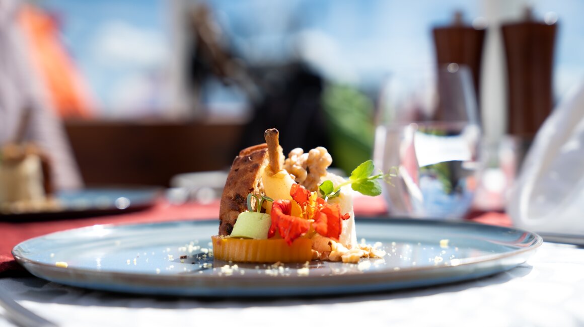Een prachtig gepresenteerd dessert met verse vruchten en een knapperige decoratie.