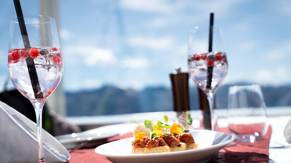 Feine Speise und Cocktails mit Blick auf die Berge.