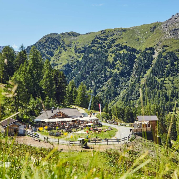 Idyllisches Restaurant in den Bergen mit grüner Umgebung.