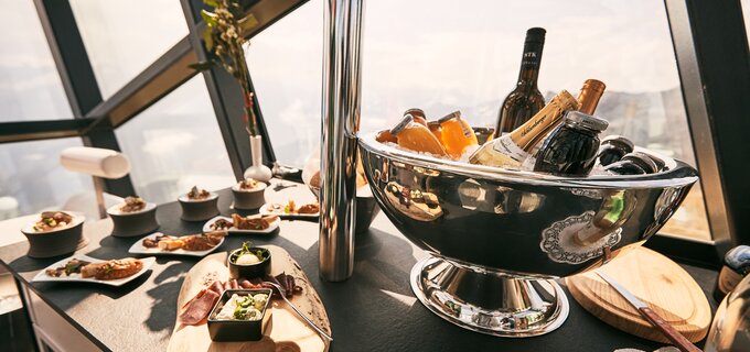 Eleganter Tisch mit Sekt, Snacks und Ausblick.