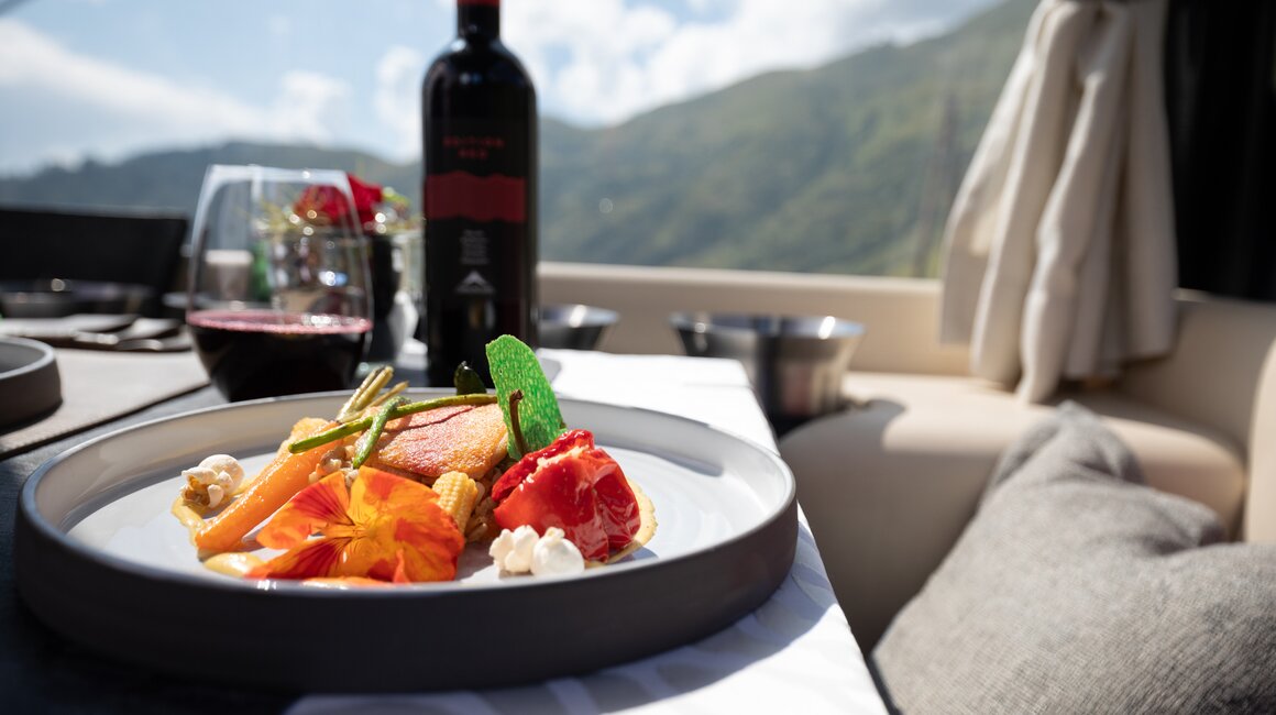 Ein exquisite Speise mit Wein, serviert in einer malerischen Umgebung.