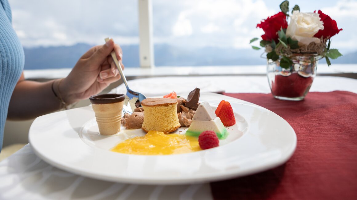Ein Teller mit verschiedenen Desserts und frischen Früchten.