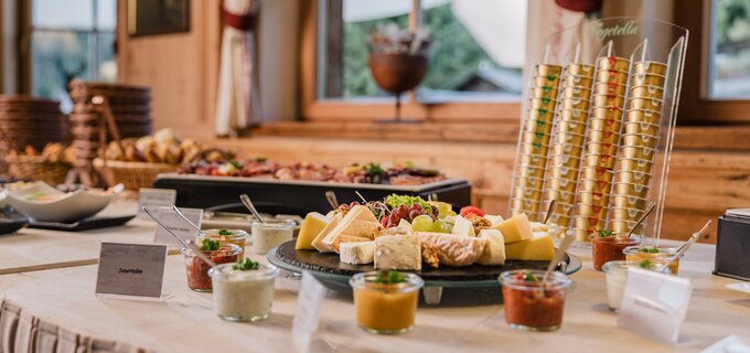 Vielfältiges Käsebuffet mit verschiedenen Dips und Brot.