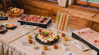 Ein reichhaltiges Buffet mit Käse, Fleisch und Frischwaren.