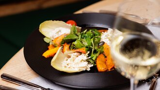 Ein kreatives Gericht mit Kürbis, Salat und Krabben.