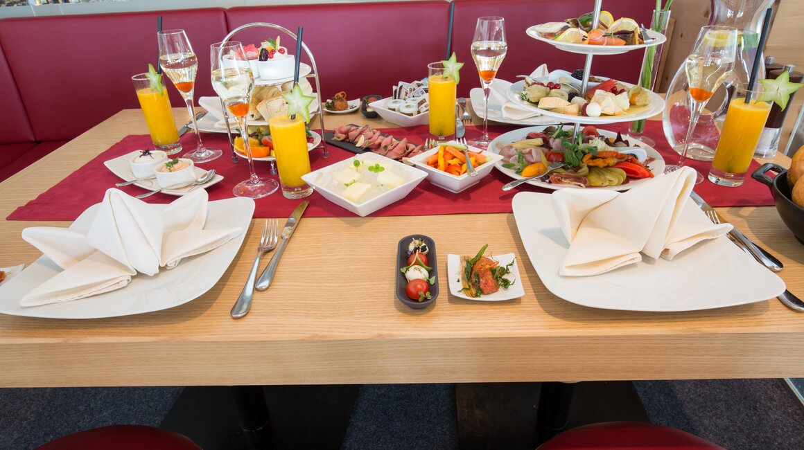 Ein reichhaltiges Buffet mit verschiedenen Speisen und Getränken auf einem Tisch.