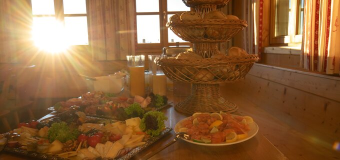 Ein reichhaltiges Buffet auf einem Tisch mit Blick auf die untergehende Sonne.