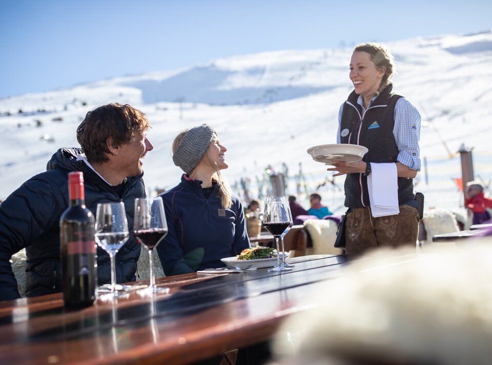 Verkostung von Speisen und Wein im Schnee.