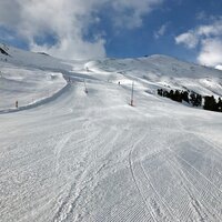 Wunderschöne, frisch präparierte Skipiste im Gebirge.