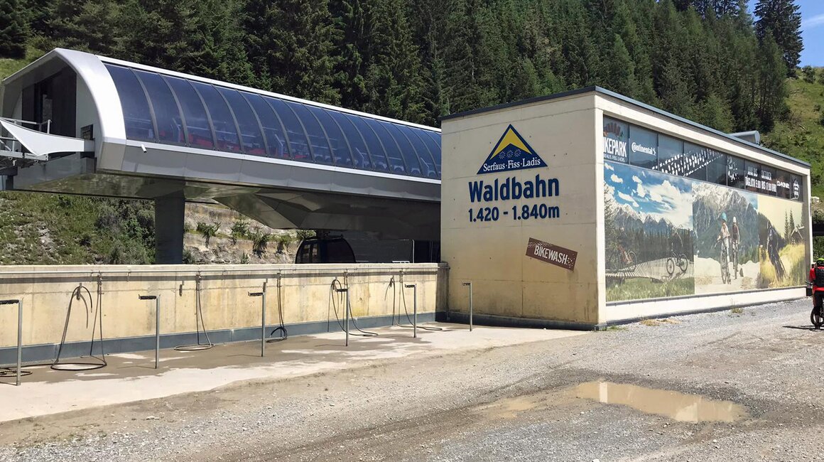 Bergstation der Waldbahn mit Hinweisschild und Umgebung.