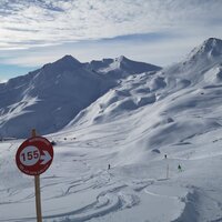 Blick auf schneebedeckte Berge und Skipiste 155.